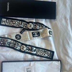 CHANEL Black and White Slim Bandeau